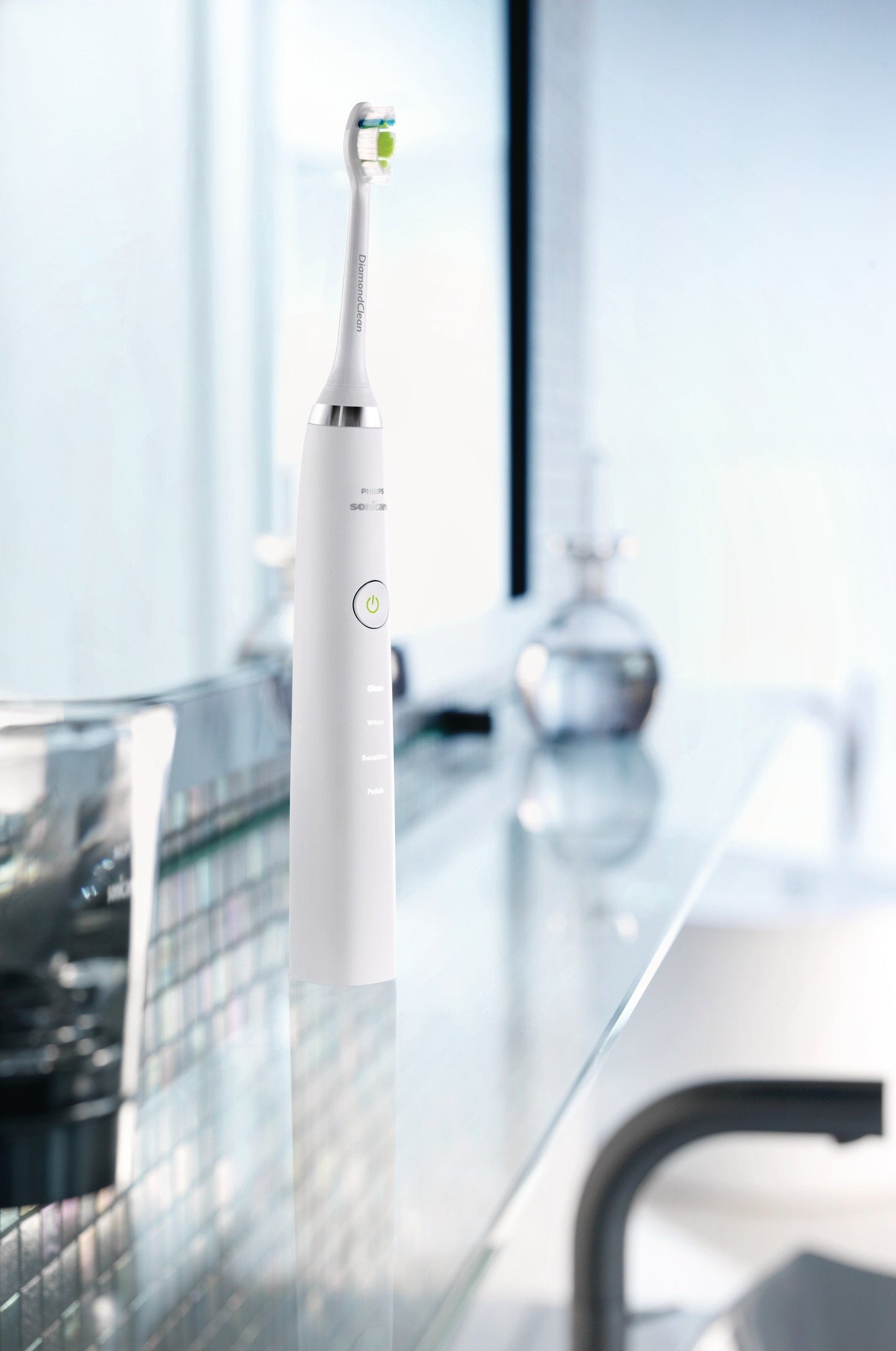 Philips Sonicare DiamondClean rechargeable electric toothbrush, white edition, HX9332.
