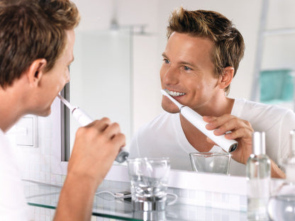 Philips Sonicare DiamondClean rechargeable electric toothbrush, white edition, HX9332.